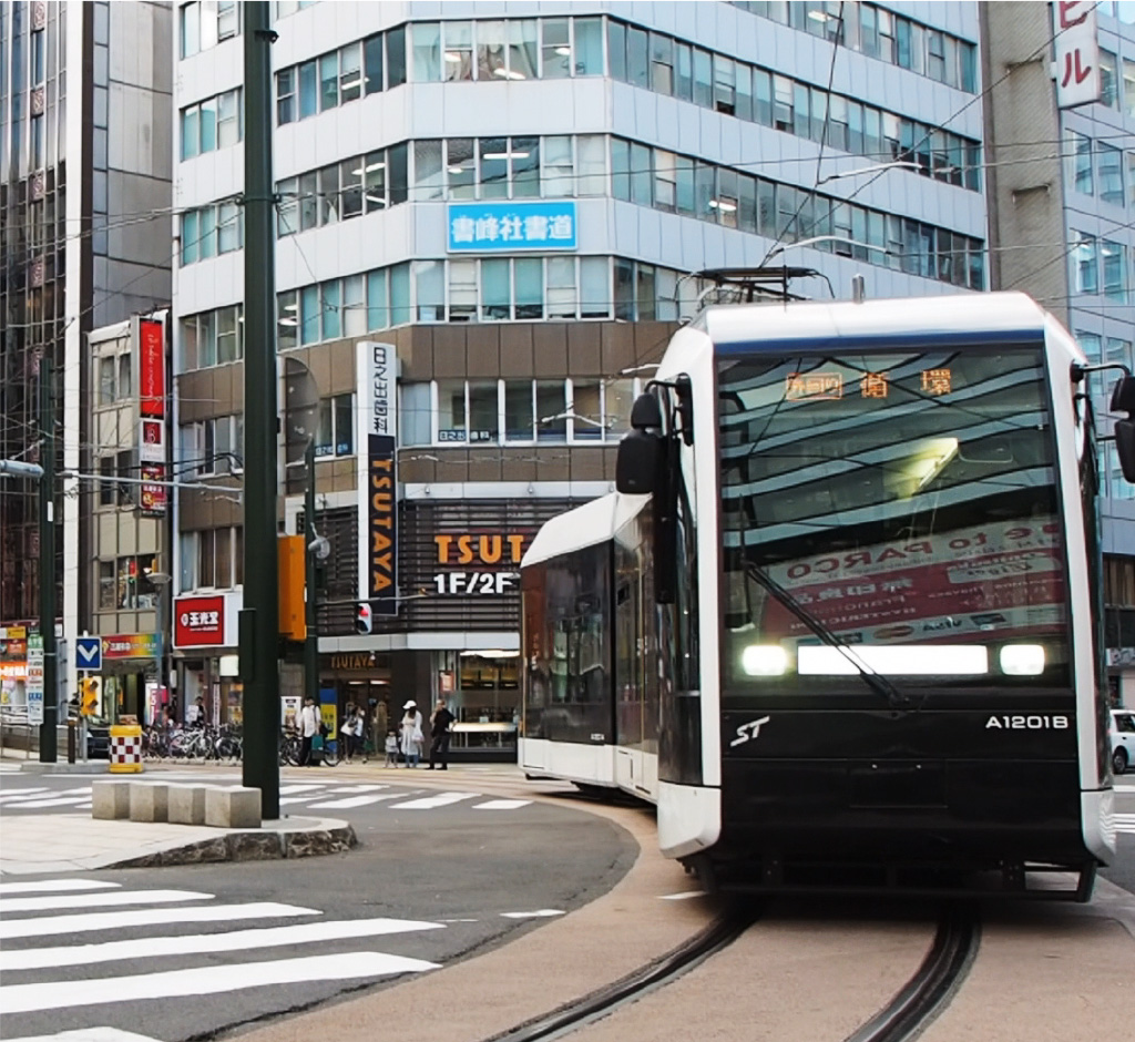 市内を走る路面電車ポラリス